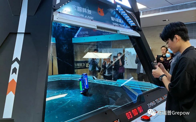 玄智科技同事在新辦公場所，展示了輕量級格斗機器人表演
