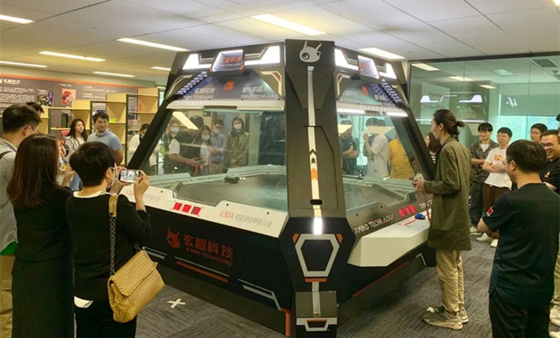 玄智科技同事在新辦公場所，展示了輕量級格斗機器人表演