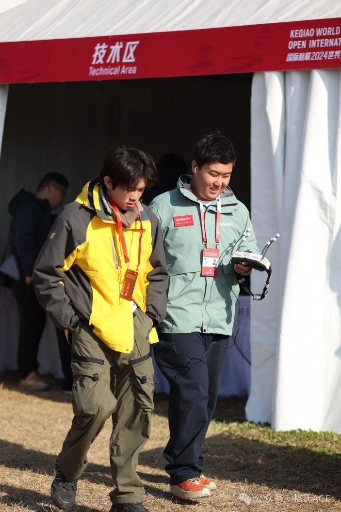 左云飛屹、右李冠辰